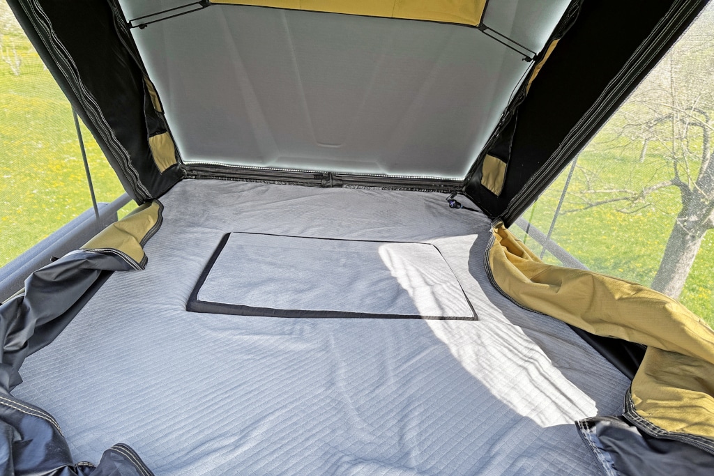 Blick ins Dachzelt mit geschlossener Zustiegsluke