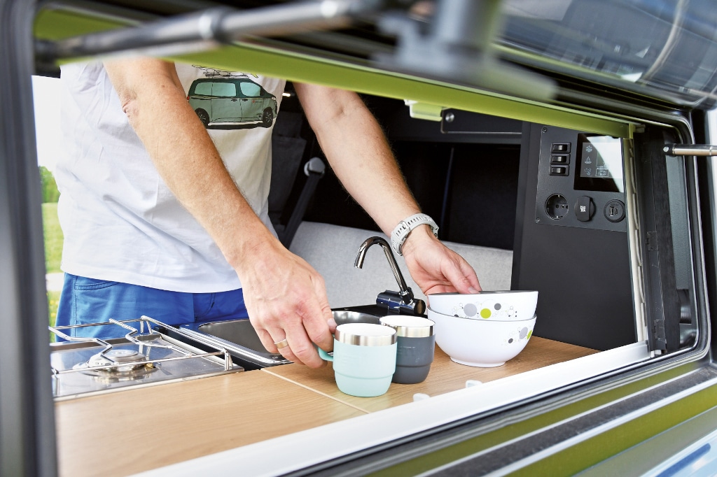 Blick von außen durch ausgestelltes Fenster auf die Ablagefläche hinter dem Herd