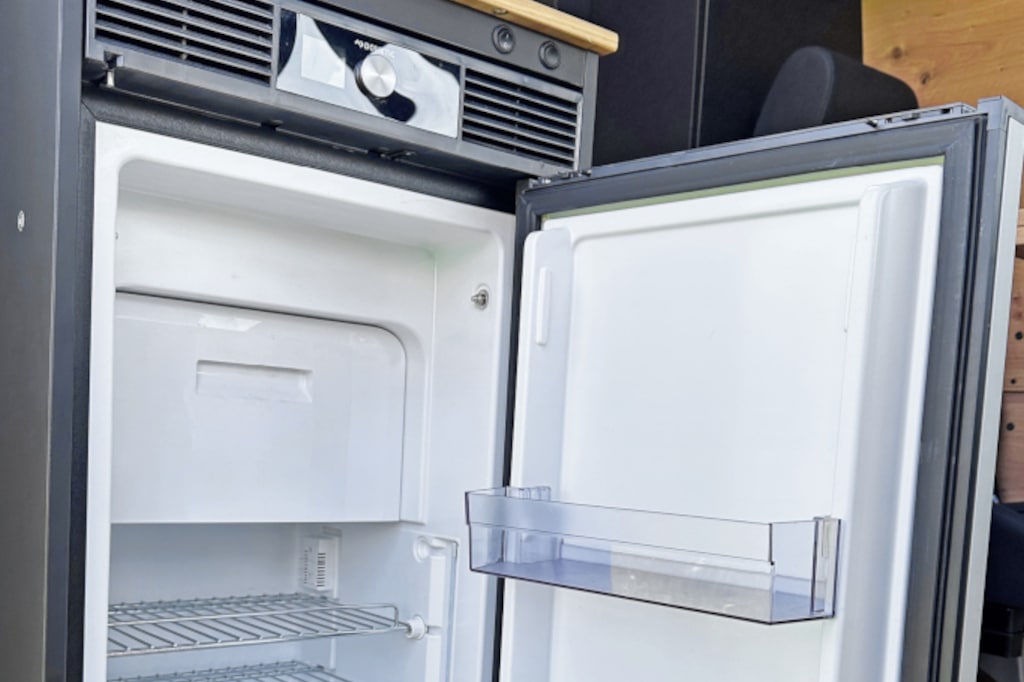 Blick in den großen Kühlschrank mit Eisfach