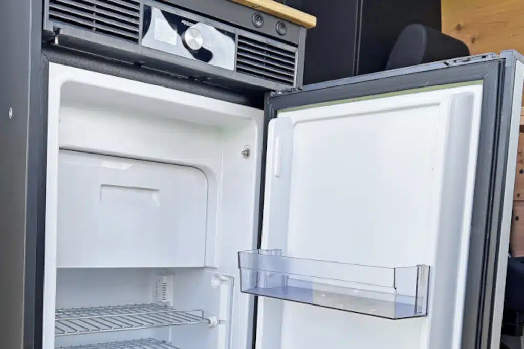 Blick in den großen Kühlschrank mit Eisfach