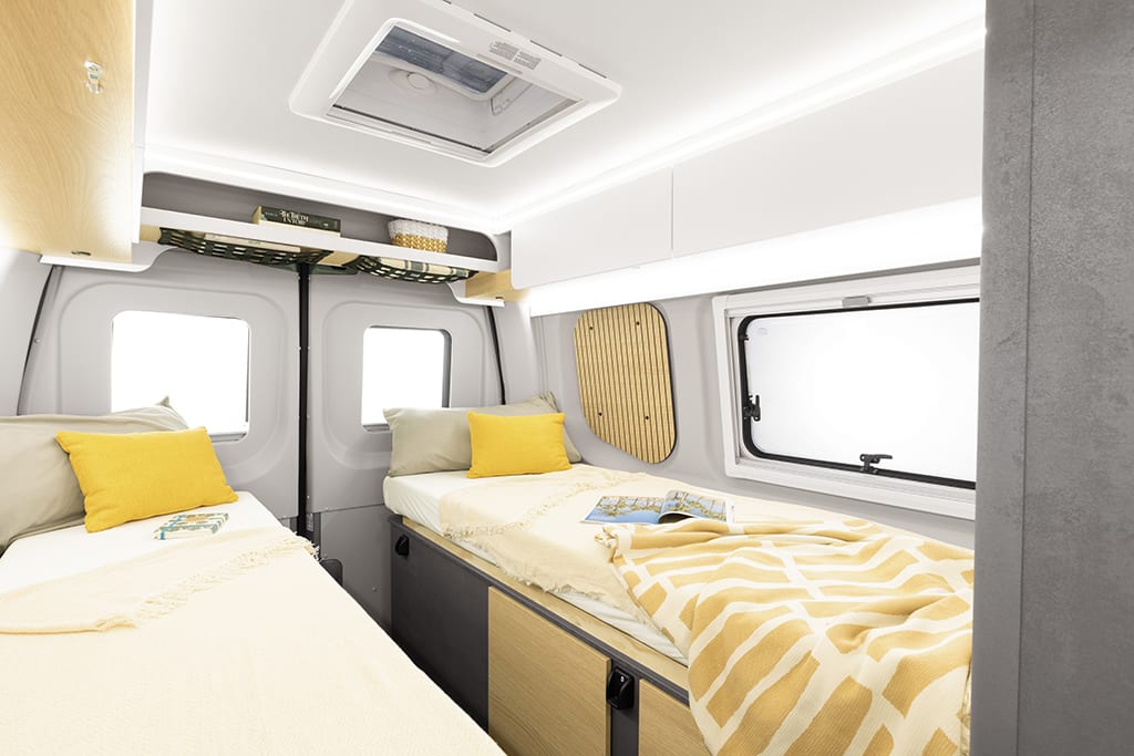 Längs-Einzelbetten in Ahorn Camp-Kastenwagen.