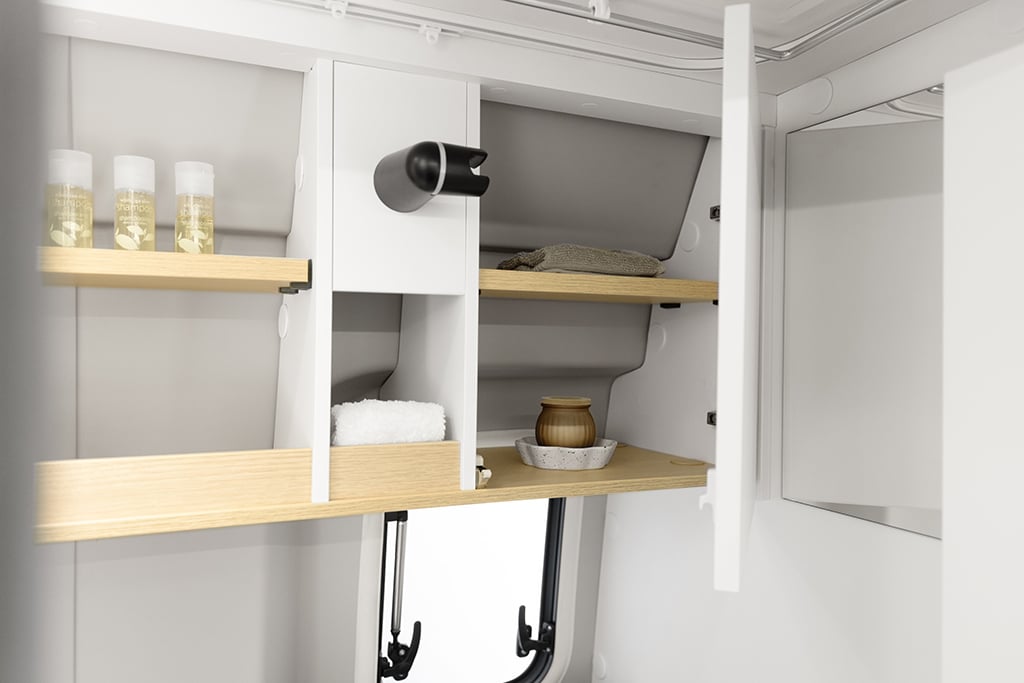 Stauraum im Bad von Ahorn Camp-Kastenwagen.