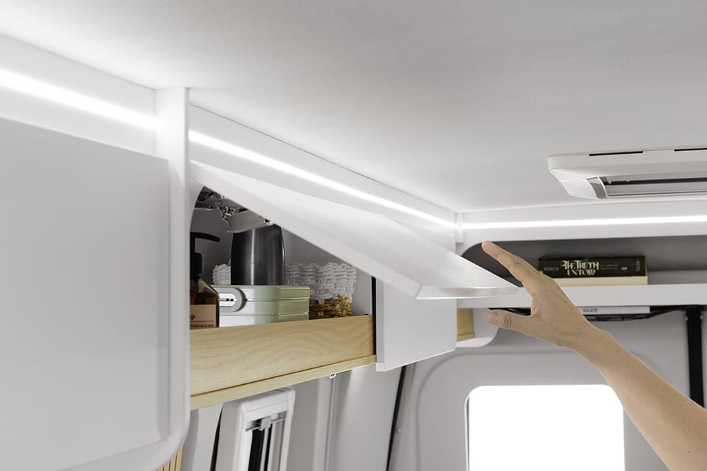 Umlaufende Dachstauschränke in Ahorn-Kastenwagen.