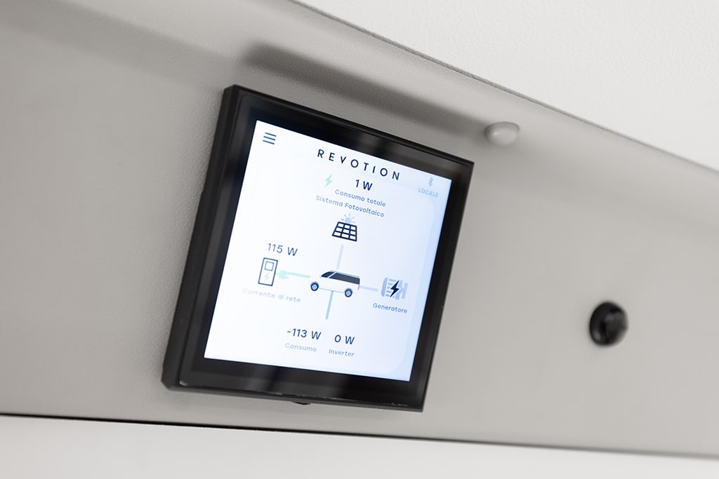 Smart Home-Steuerung in Ahorn-Kastenwagen.