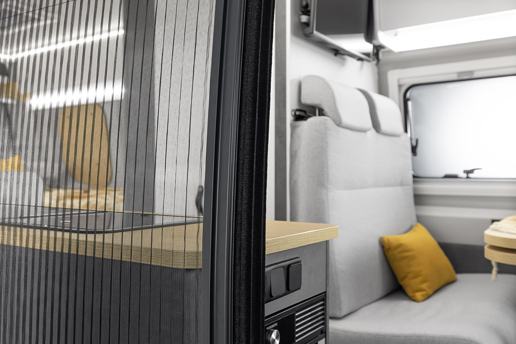 Fliegengittertür in Ahorn-Kastenwagen.