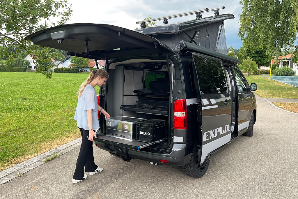 Frau am Heck des Crosscamp EXPLR