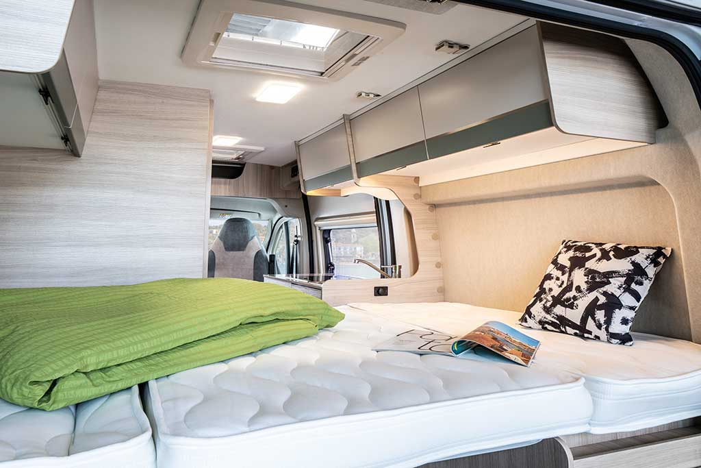 Querbett in Campervan von Forster