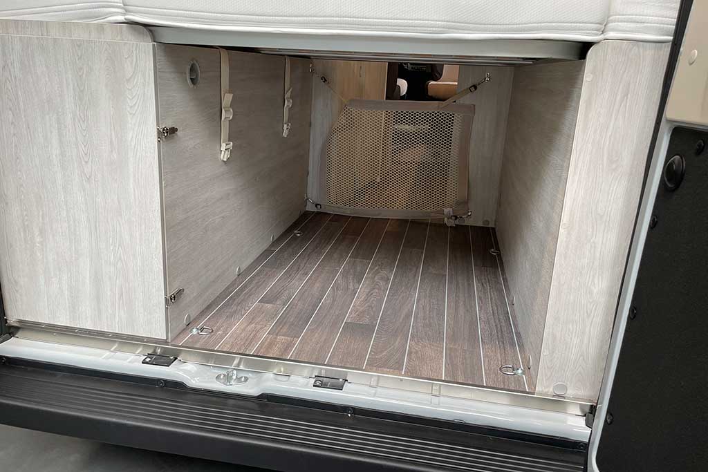 Heckgarage in Campervan von Forster