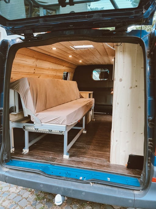 Heck von einem Campervan mit Sitzbank