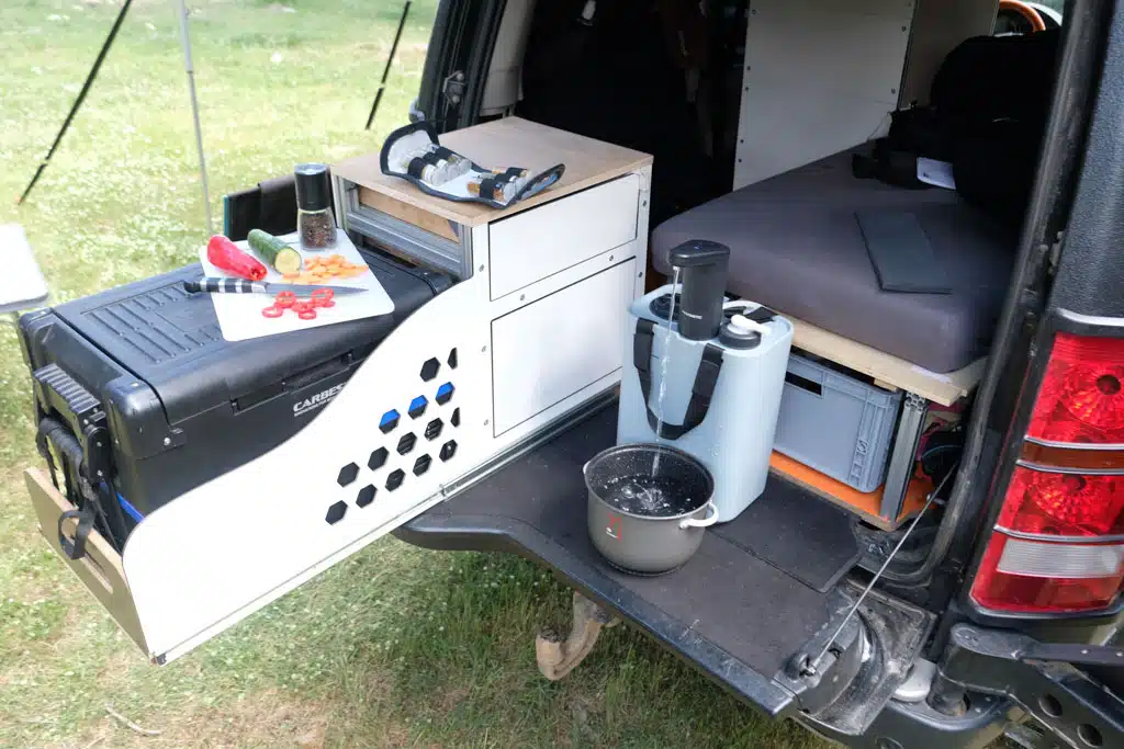 Heck vom Campervan mit Auszug.