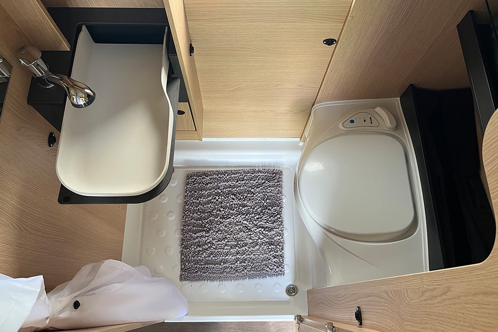 Bad im Sunlight Cliff Vanlife Campervan