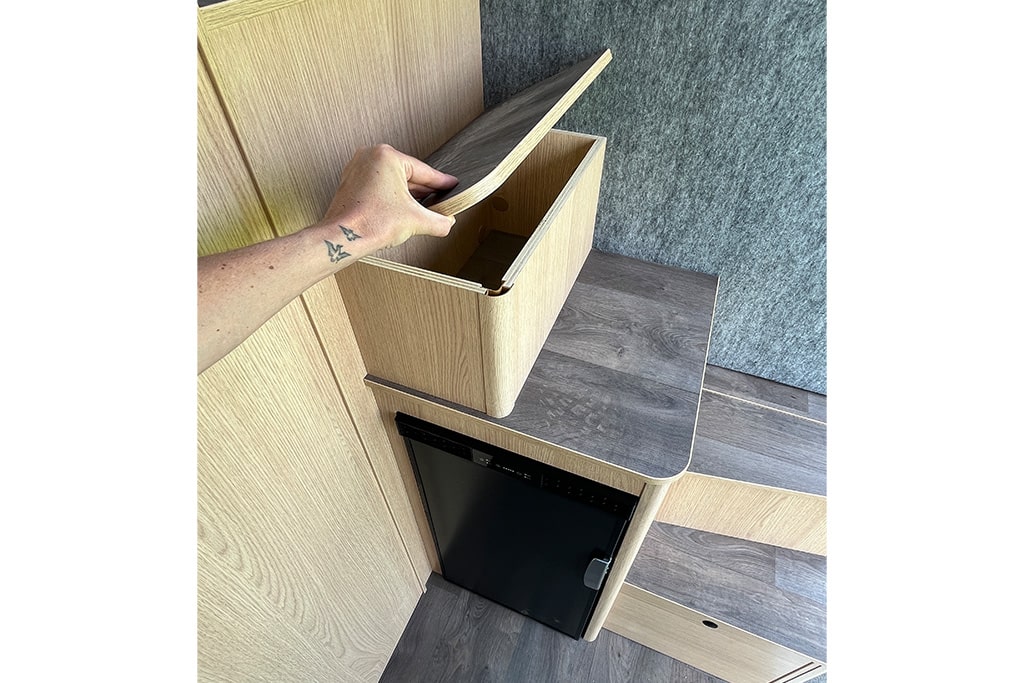 Stauraum in der Treppe und Kühlschrank unter der Treppe des Sunlight Cliff Vanlife