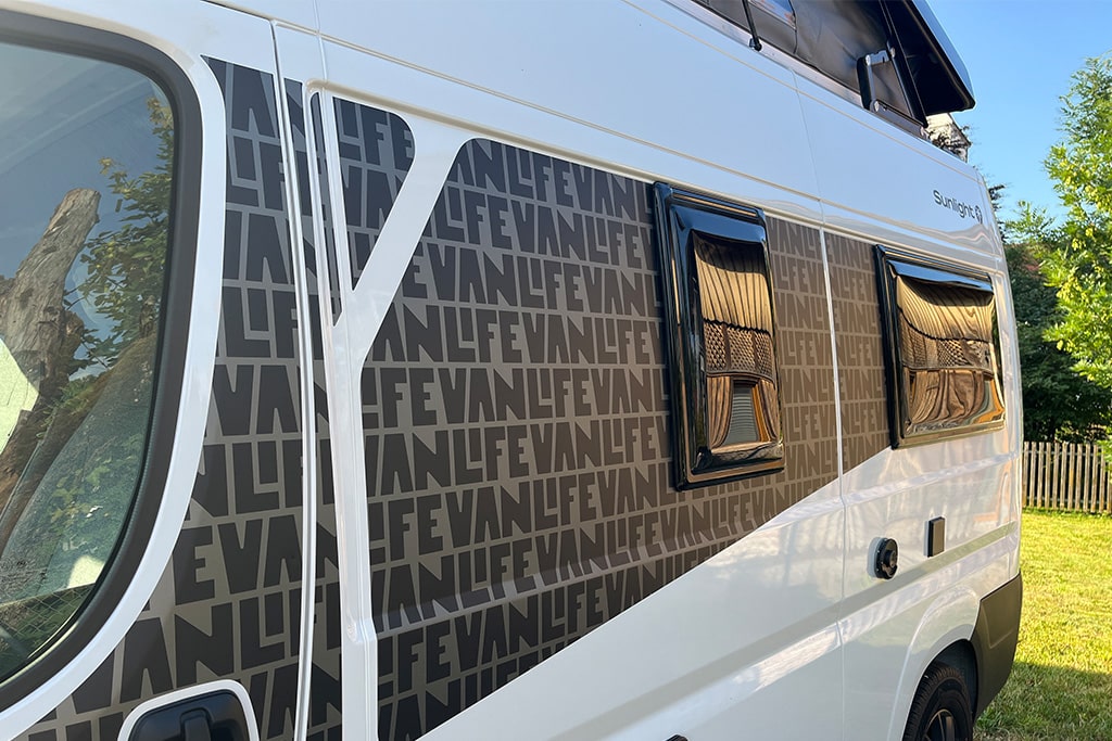 Sunlight Cliff Vanlife: Schriftzug auf dem Campervan