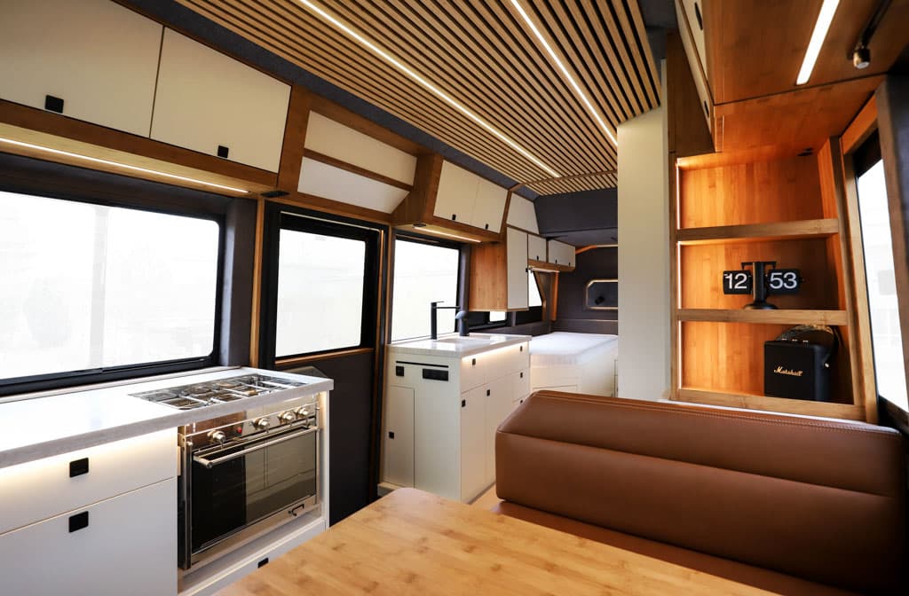 Sitzbereich und Küche in einem Campervan