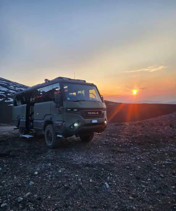 Kastenwagen vor Sonnenuntergang