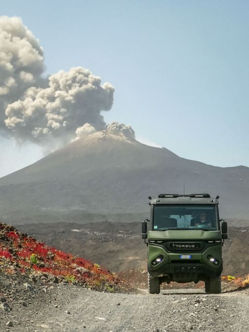 4x4 Campervan fährt auf Schotterweg
