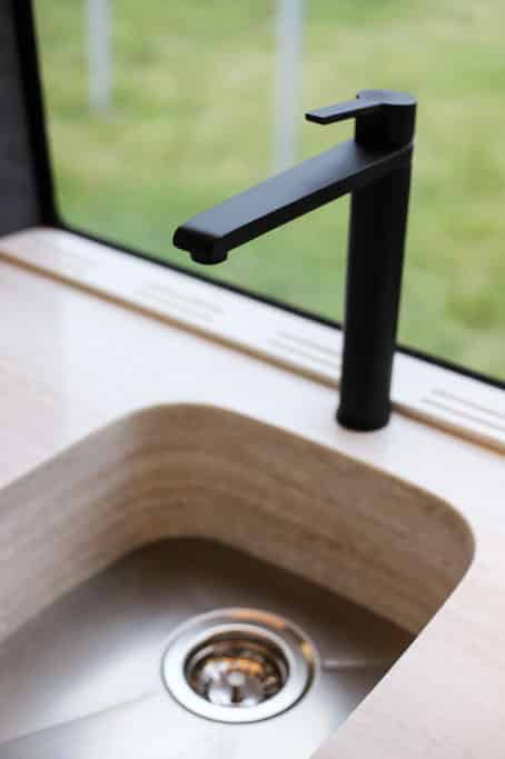 Wasserhahn und kleines Waschbecken