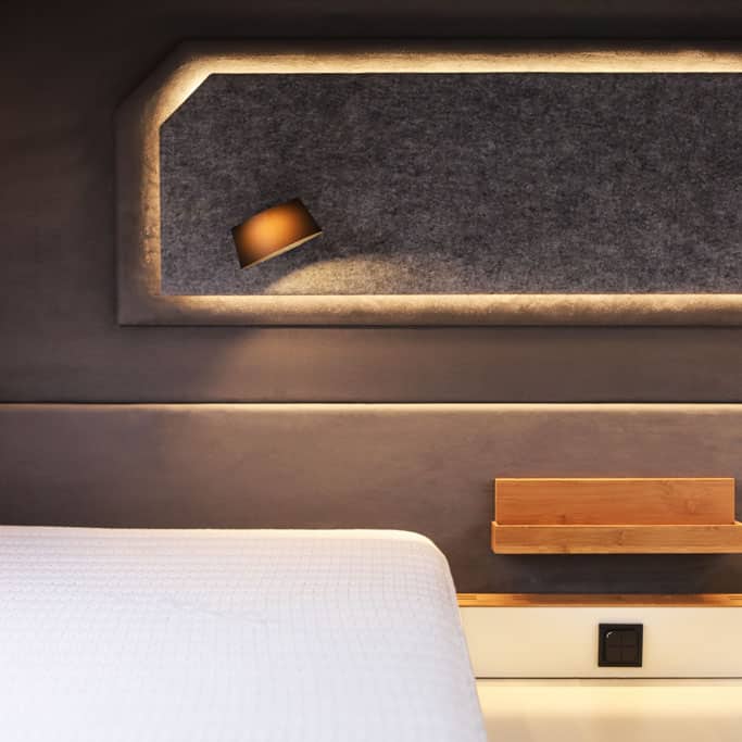 Freundliche Beleuchtung über einem Bett