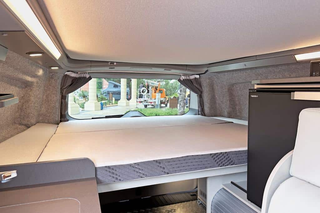 Querbett im Heck eines Westfalia Campervans