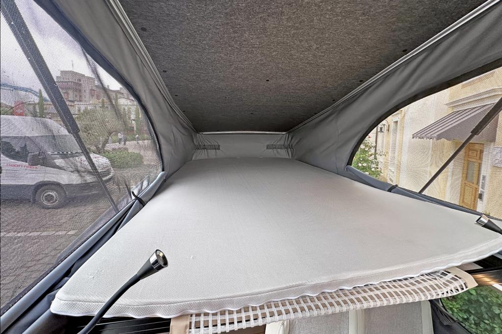 Bett im Aufstelldach eines Westfalia Campervans