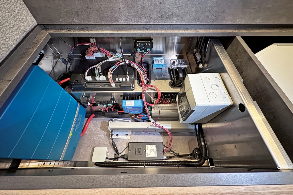 Blick auf Batterien und Wechselrichter