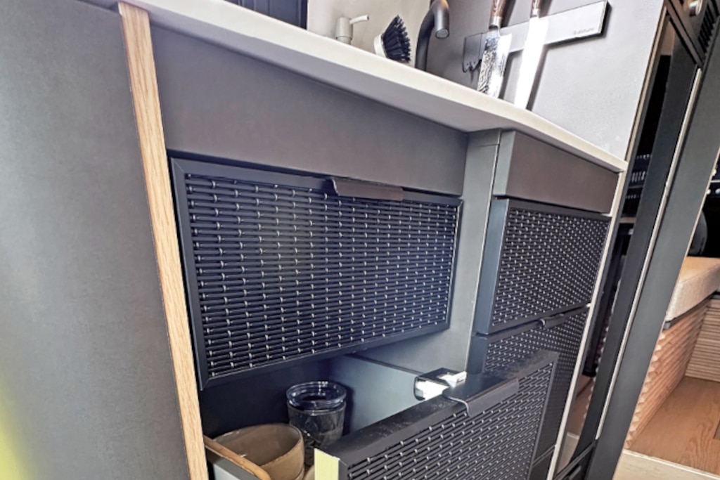 Küchenblock mit aufgezogener Schublade