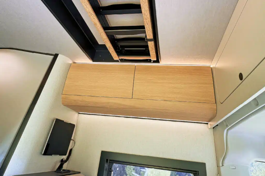 Leiter für das Dachzelt in der Decke verstaut