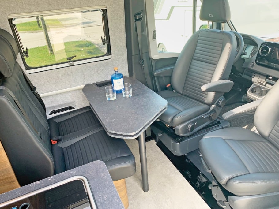 Adria Supertwin 4x4-Offroadcamper Sitzgruppe