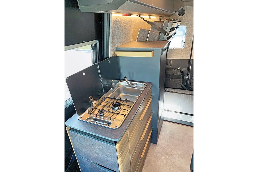 Adria Supertwin 4x4-Offroadcamper Küchenzeile