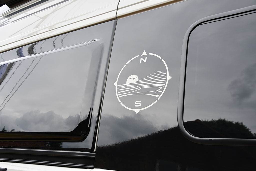 Aufklebe-Motiv in Art eines Kompasses außen auf dem Campervan