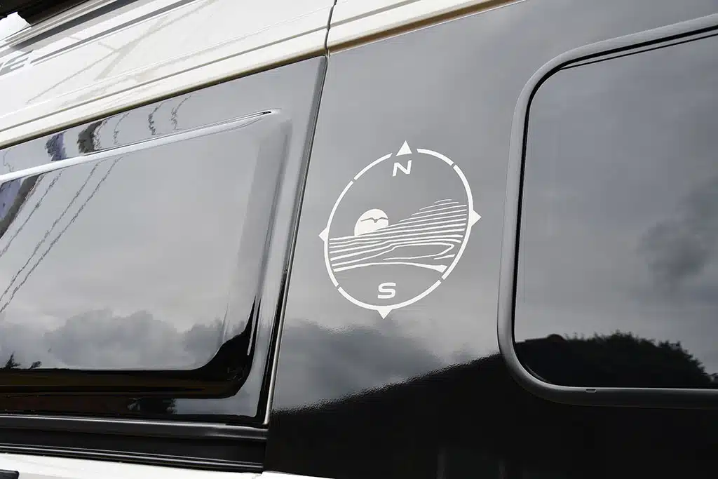 Aufklebe-Motiv in Art eines Kompasses außen auf dem Campervan
