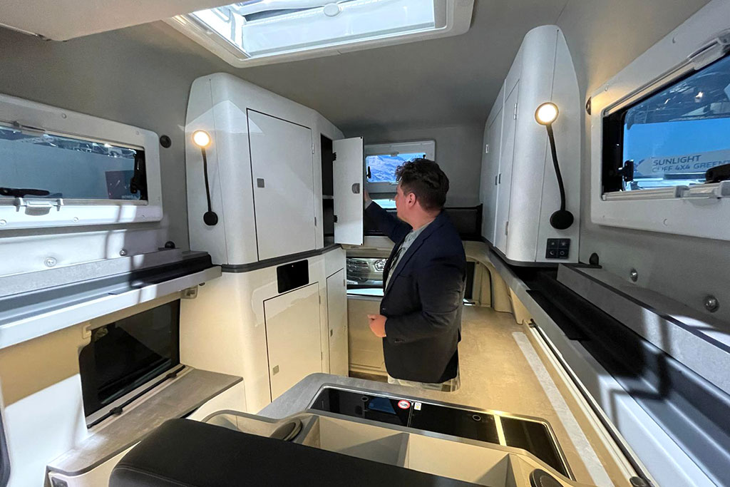 Redakteur besichtigt Wohnraum eines Campingbusses