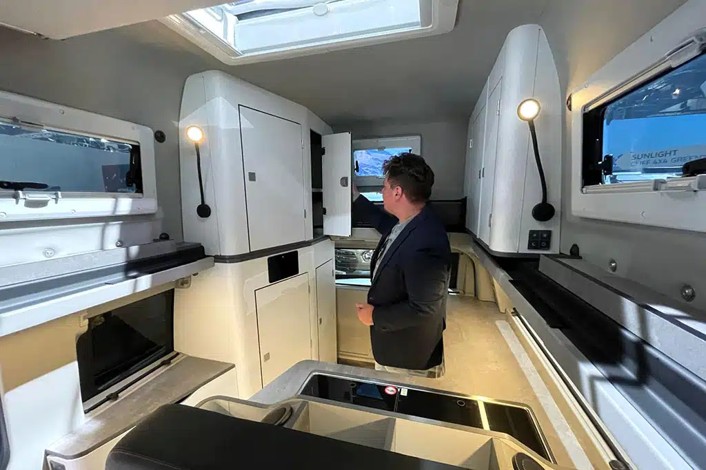 Redakteur besichtigt Wohnraum eines Campingbusses