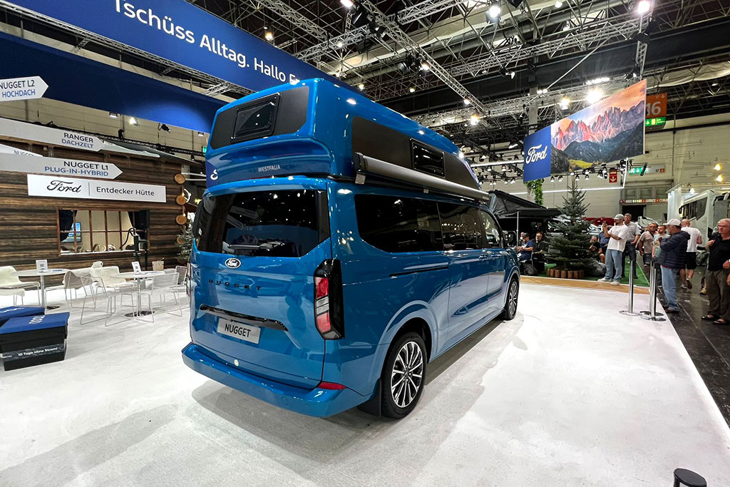 Heck- und rechte Seitenansicht des Ford Nugget auf der Messe
