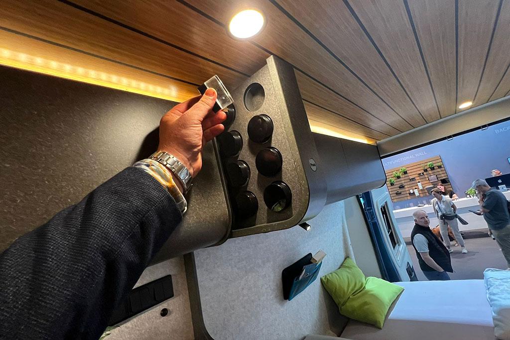 Gewürzdosen im Auszugschränkchen im Campervan