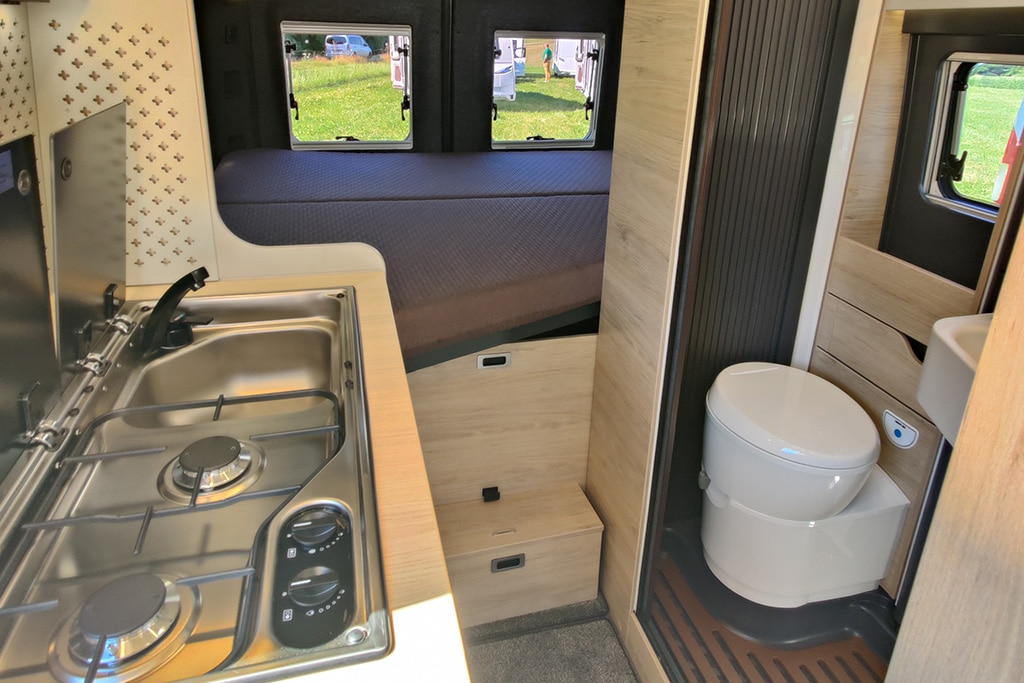 Knaus Boxtime Innenraum: Küche, Bad und Bett im Heck
