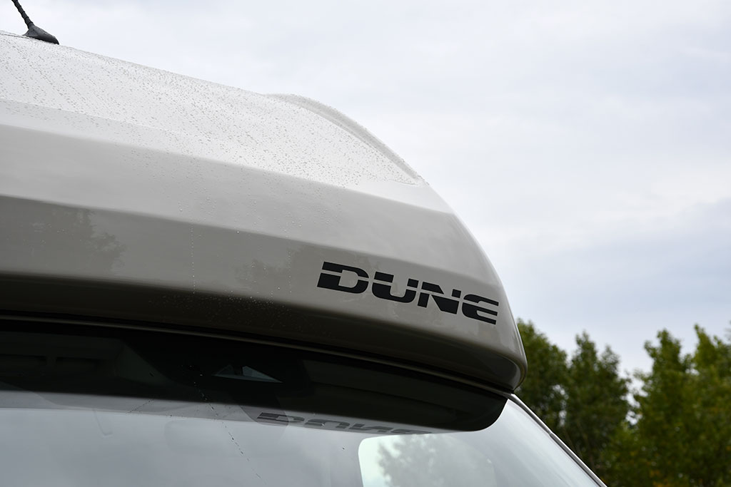 Modellbezeichnung über der Windschutzscheibe des Campervans