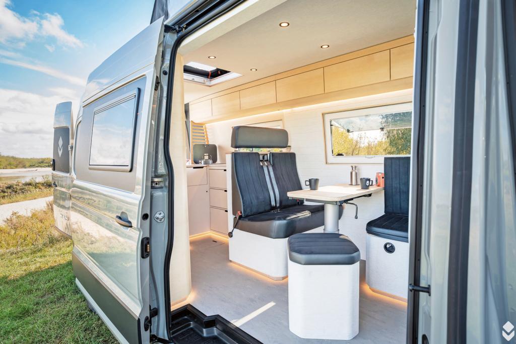 Einstieg in Campervan durch Schiebetür