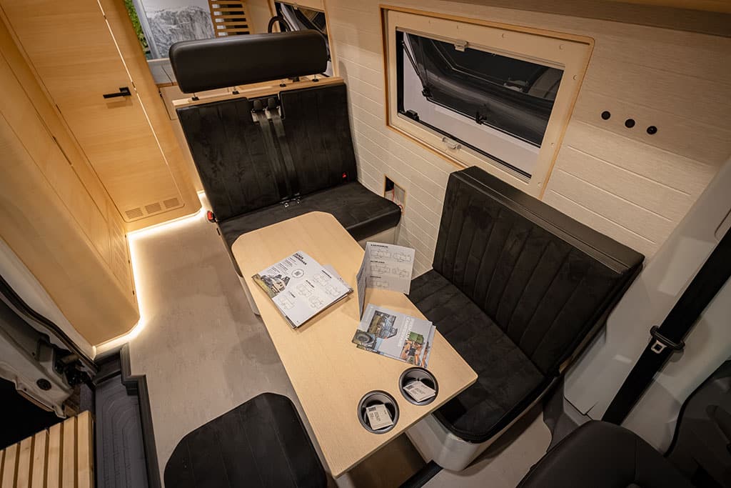 Blick von oben auf Sitzgruppe im Campervan