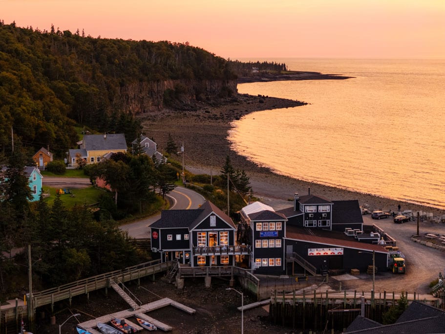 Kanadische Landschaft und wenige Häser