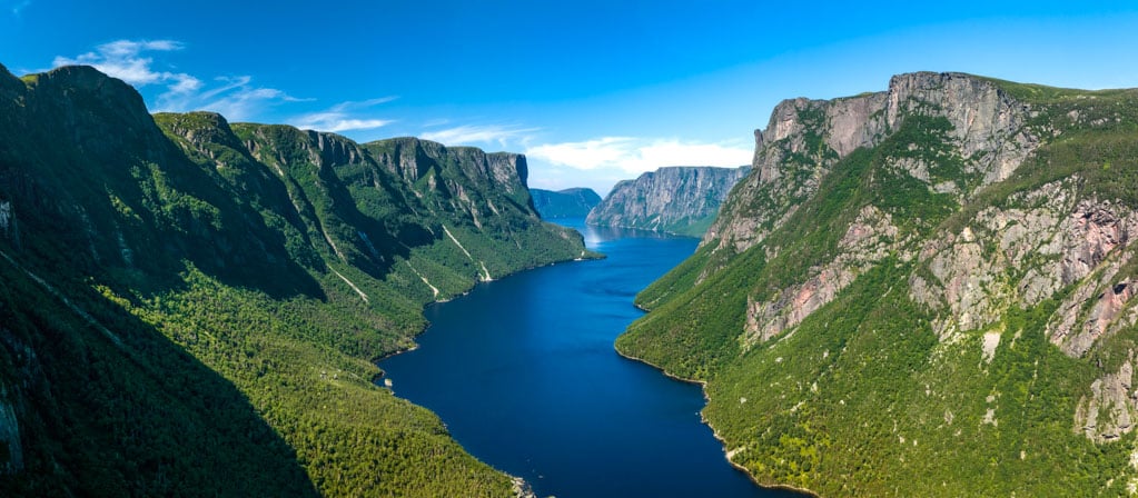 Kanadische Landschaft, See umgeben von Bergen
