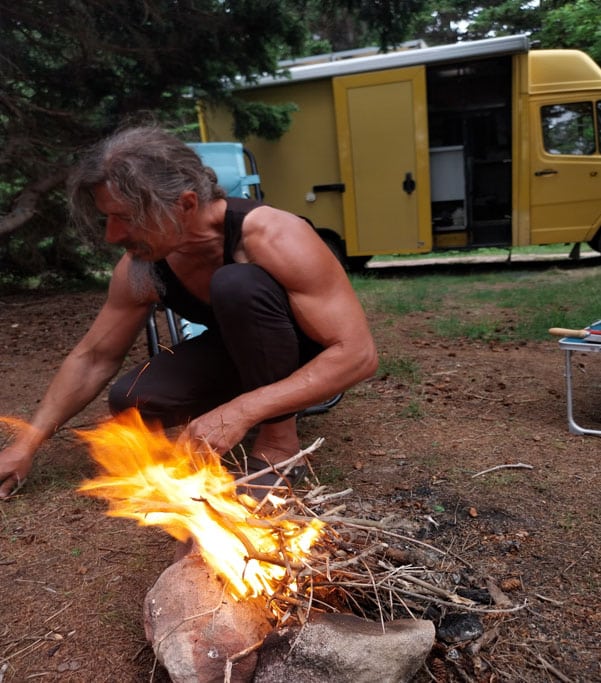 Mann macht Lagerfeuer