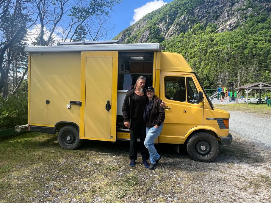 Paar an einem Campervan