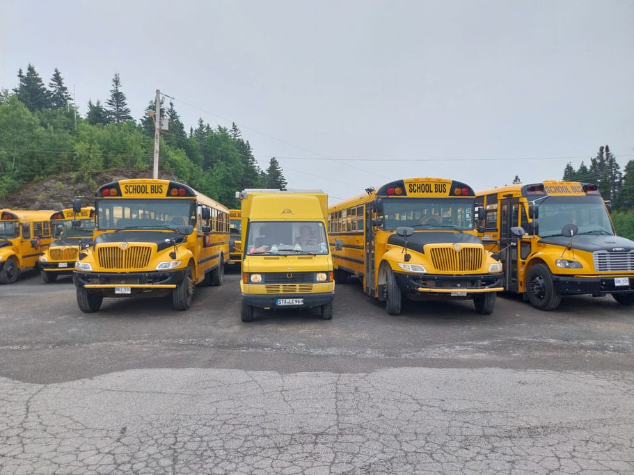 Gelbe Fahrzeuge nebeneinander geparkt