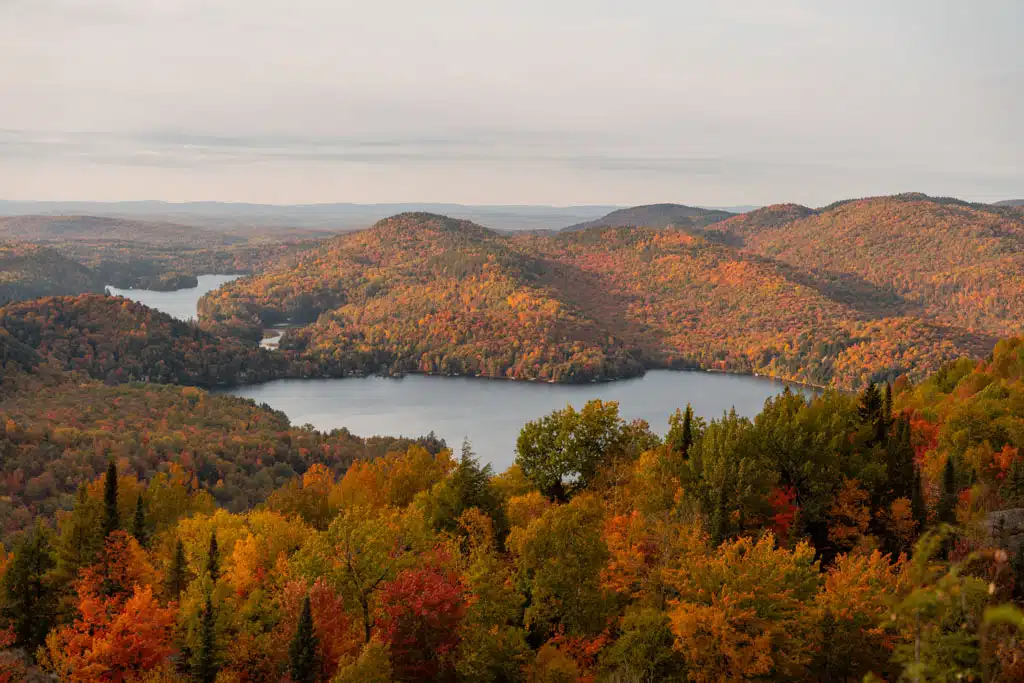 Kanadische Landschaft, See umgeben von Bergen