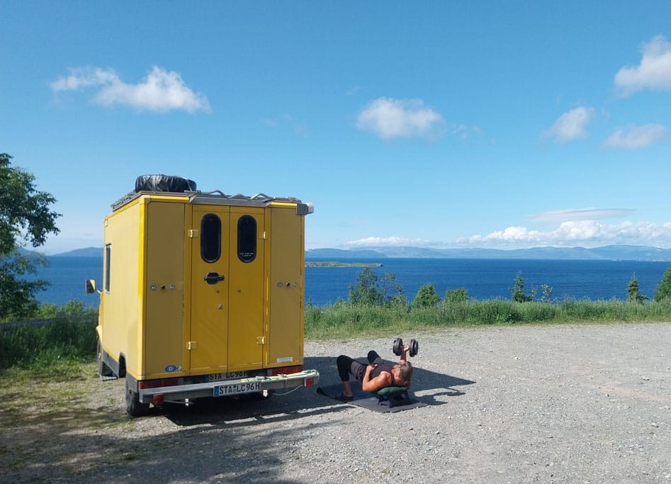 Camper mit Aussicht auf weites Gewässer