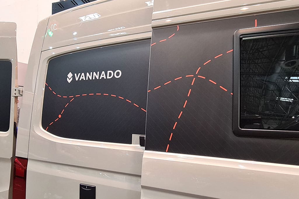 Vannado-Schriftzug auf Außenseite des Campervans