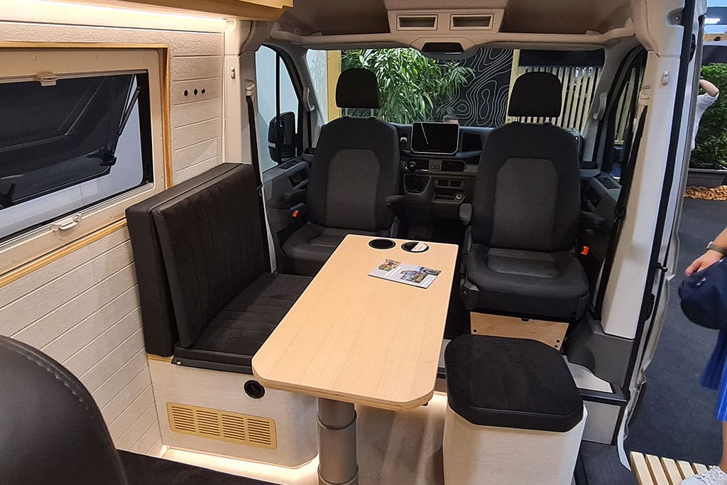 Sitzgruppe mit gedrehten Vordersitzen im Campervan