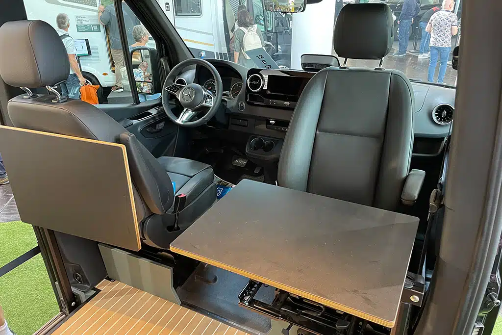 Vikivan Gullwing drehbare Sitze mit Tisch