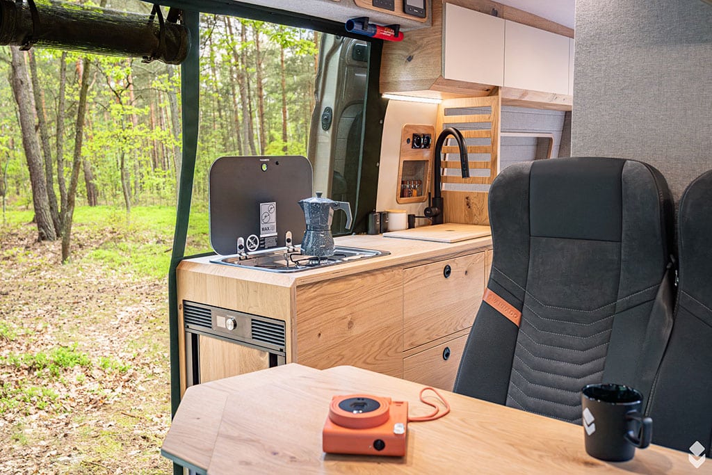 Küchenmodul und Tisch im Campervan